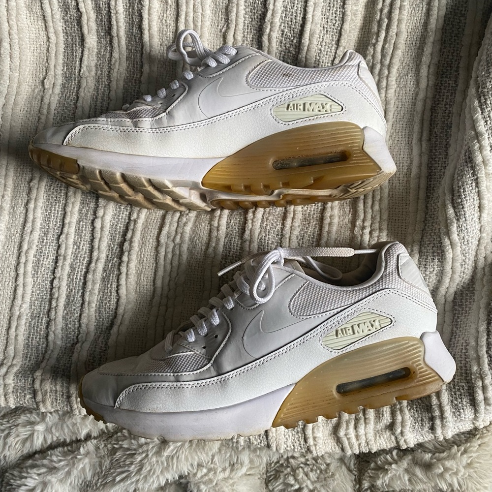 White Nike Air Max